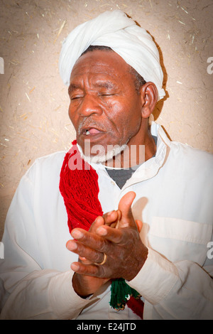 Musicisti tradizionali intrattenere presso il villaggio di Hamlia nei pressi di Erfoud sul bordo del deserto del Sahara nel sud del Marocco. Foto Stock