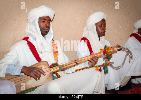 Musicisti tradizionali intrattenere presso il villaggio di Hamlia nei pressi di Erfoud sul bordo del deserto del Sahara nel sud del Marocco. Foto Stock