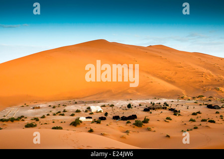 Vista di lusso desert camp vicino a Merzouga nel deserto del Sahara, Marocco, Africa del Nord. Foto Stock