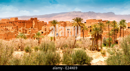 Vista la tradizionale Ksour e casbah sulle rive del Wadi Todra a Tinerhir, Marocco, Africa del Nord. Foto Stock