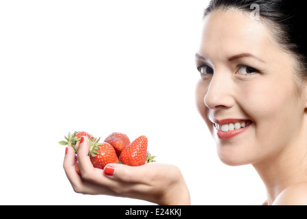 Donna sorridente con le fragole in mano su sfondo bianco. Foto Stock