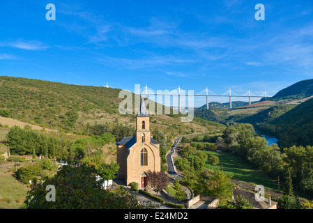 Il famoso ponte/viadotto sul fiume Aveyron vicino a Millau, Francia visto dal villaggio di Peyre Foto Stock