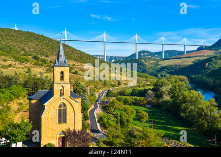 Il famoso ponte/viadotto sul fiume Aveyron vicino a Millau, Francia visto dal villaggio di Peyre Foto Stock