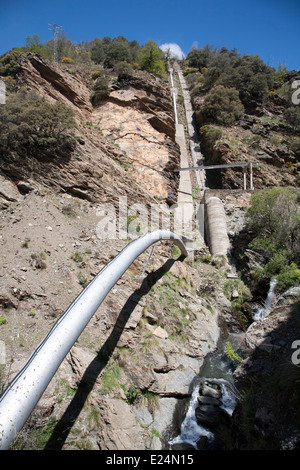 La pipeline per HEP la generazione di elettricità fiume Rio: Gola di Poqueira valley, alta alpujarras Sierra Nevada, provincia di Granada, Spagna Foto Stock