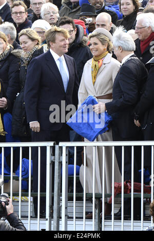 Re Willem-Alexander dei Paesi Bassi, Regina Maxima dei Paesi Bassi per partecipare ad una rievocazione storico sbarco del principe Willem Frederik, più tardi Re Guglielmo I, nel distretto costiero di Scheveningen. Dotato di: Re Willem Alexander,Regina Maxima dove: Scheveningen, Paesi Bassi Quando: 01 Dic 2013 Foto Stock