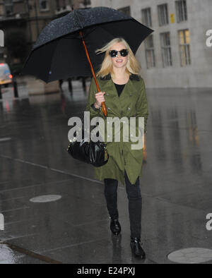 Fearne Cotton arrivando alla BBC Radio 1 studios. Londra, Inghilterra - 16.12.2013 Dove: Londra, Regno Unito quando: 16 Dic 2013 Foto Stock