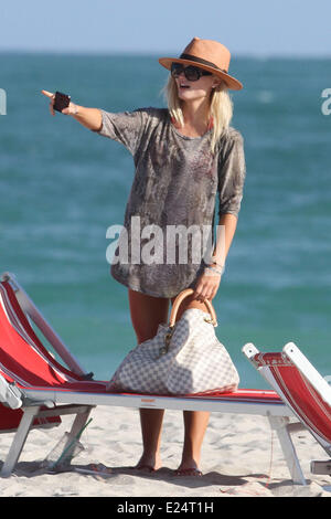 Emma Rigby ed Ed Speleers godere del sole durante una vacanza a Miami Beach con: Emma Rigby dove: Miami Beach, Florida, Stati Uniti quando: 13 Gen 2013 Foto Stock