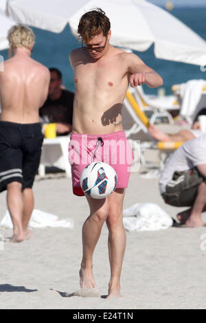 Emma Rigby ed Ed Speleers godere del sole durante una vacanza a Miami Beach con: Ed Speleers dove: Miami Beach, Florida, Stati Uniti quando: 13 Gen 2013 Foto Stock