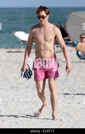 Emma Rigby ed Ed Speleers godere del sole durante una vacanza a Miami Beach con: Ed Speleers dove: Miami Beach, Florida, Stati Uniti quando: 13 Gen 2013 Foto Stock