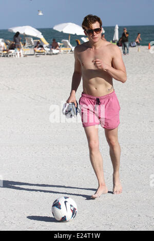 Emma Rigby ed Ed Speleers godere del sole durante una vacanza a Miami Beach con: Ed Speleers dove: Miami Beach, Florida, Stati Uniti quando: 13 Gen 2013 Foto Stock