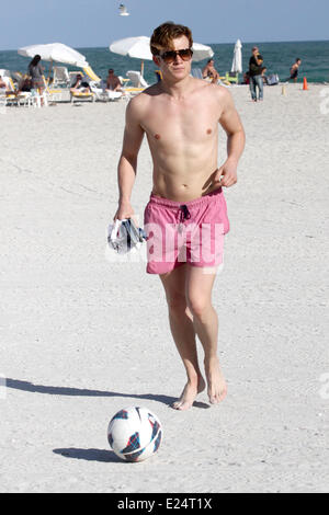 Emma Rigby ed Ed Speleers godere del sole durante una vacanza a Miami Beach con: Ed Speleers dove: Miami Beach, Florida, Stati Uniti quando: 13 Gen 2013 Foto Stock