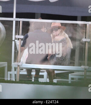 Emma Rigby ed Ed Speleers godere del sole durante una vacanza a Miami Beach con: Emma Rigby dove: Miami Beach, Florida, Stati Uniti quando: 13 Gen 2013 Foto Stock