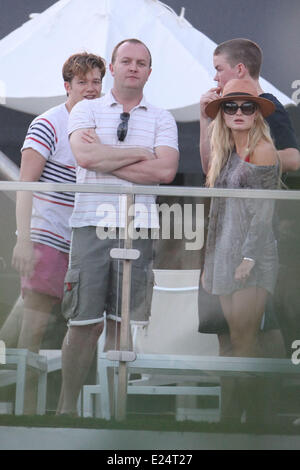 Emma Rigby ed Ed Speleers godere del sole durante una vacanza a Miami Beach dove: Miami Beach, Florida, Stati Uniti quando: 13 Gen 2013 Foto Stock