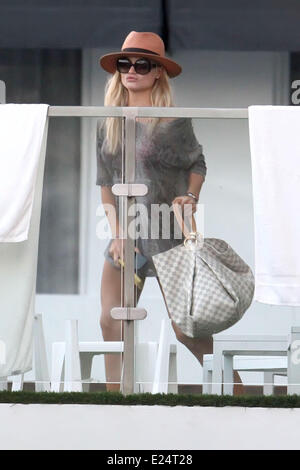 Emma Rigby ed Ed Speleers godere del sole durante una vacanza a Miami Beach con: Emma Rigby dove: Miami Beach, Florida, Stati Uniti quando: 13 Gen 2013 Foto Stock