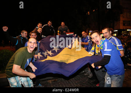 Sarajevo, Bosnia Erzegovina. 16 Giugno, 2014. La gente guarda il 2014 soccer World Cup match tra la Bosnia Erzegovina e l Argentina nella parte anteriore dello schermo al centro di BBI, nel centro di Sarajevo, Bosnia Erzegovina, il 16 giugno 2014. La Bosnia e Erzegovina ha perso 1-2. Credito: Haris Memija/Xinhua/Alamy Live News Foto Stock