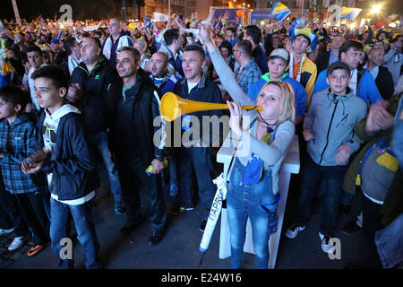 Sarajevo, Bosnia Erzegovina. 16 Giugno, 2014. La gente guarda il 2014 soccer World Cup match tra la Bosnia Erzegovina e l Argentina nella parte anteriore dello schermo al centro di BBI, nel centro di Sarajevo, Bosnia Erzegovina, il 16 giugno 2014. La Bosnia e Erzegovina ha perso 1-2. Credito: Haris Memija/Xinhua/Alamy Live News Foto Stock