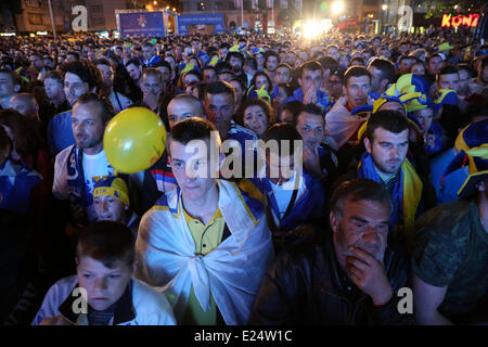 Sarajevo, Bosnia Erzegovina. 16 Giugno, 2014. La gente guarda il 2014 soccer World Cup match tra la Bosnia Erzegovina e l Argentina nella parte anteriore dello schermo al centro di BBI, nel centro di Sarajevo, Bosnia Erzegovina, il 16 giugno 2014. La Bosnia e Erzegovina ha perso 1-2. Credito: Haris Memija/Xinhua/Alamy Live News Foto Stock