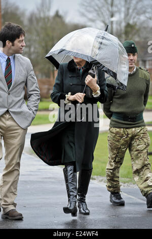 Camilla, duchessa di Cornovaglia visiti il mozzo al Ward Caserme e Bulford camp durante una visita al 4° Battaglione, fucili, nel Wiltshire. La duchessa è visitare il battaglione durante la loro fase di pre-implementazione e formazione vedrà alcuni mission-formazione specifica, aprire gli ufficiali' Mess e unire i soldati e le loro famiglie ad una reception offre: Camilla,Duchessa di Cornovaglia dove: Bulford, Wiltshire, Regno Unito quando: 29 Gen 2013 Foto Stock