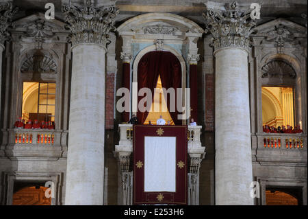 Il cardinale argentino Jose Mario Bergoglio, Papa Francesco I. (Papa Francesco) viene eletto nuovo leader della chiesa cattolica in Piazza San Pietro, città del Vaticano  I CARDINALI CATTOLICI SCELGONO JORGE BERGOGLIO COME NUOVO PAPA il cardinale JORGE MARIO BERGOGLIO, Arcivescovo di Buenos Aires, Argentina, è stato nominato nuovo Papa. Fumo bianco emesso dal camino della Cappella Sistina del Vaticano il mercoledì sera (13Mar13) a indicare che era stato scelto un nuovo pontefice, 24 ore dopo che i cardinali avevano iniziato a votare. Il nuovo papa salutò le masse ammassate in Piazza San Pietro dal balcone di San Pietro Foto Stock