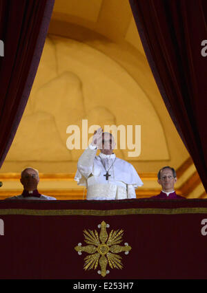 Il cardinale argentino Jose Mario Bergoglio, Papa Francesco I. (Papa Francesco) viene eletto nuovo leader della chiesa cattolica in Piazza San Pietro, città del Vaticano  I CARDINALI CATTOLICI SCELGONO JORGE BERGOGLIO COME NUOVO PAPA il cardinale JORGE MARIO BERGOGLIO, Arcivescovo di Buenos Aires, Argentina, è stato nominato nuovo Papa. Fumo bianco emesso dal camino della Cappella Sistina del Vaticano il mercoledì sera (13Mar13) a indicare che era stato scelto un nuovo pontefice, 24 ore dopo che i cardinali avevano iniziato a votare. Il nuovo papa salutò le masse ammassate in Piazza San Pietro dal balcone di San Pietro Foto Stock