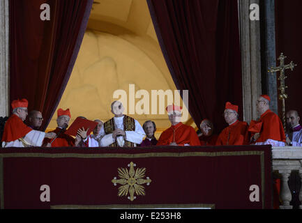 Il cardinale argentino Jose Mario Bergoglio, Papa Francesco I. (Papa Francesco) viene eletto nuovo leader della chiesa cattolica in Piazza San Pietro, città del Vaticano  I CARDINALI CATTOLICI SCELGONO JORGE BERGOGLIO COME NUOVO PAPA il cardinale JORGE MARIO BERGOGLIO, Arcivescovo di Buenos Aires, Argentina, è stato nominato nuovo Papa. Fumo bianco emesso dal camino della Cappella Sistina del Vaticano il mercoledì sera (13Mar13) a indicare che era stato scelto un nuovo pontefice, 24 ore dopo che i cardinali avevano iniziato a votare. Il nuovo papa salutò le masse ammassate in Piazza San Pietro dal balcone di San Pietro Foto Stock