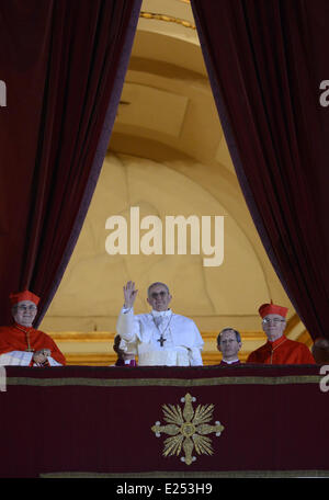 Il cardinale argentino Jose Mario Bergoglio, Papa Francesco I. (Papa Francesco) viene eletto nuovo leader della chiesa cattolica in Piazza San Pietro, città del Vaticano  I CARDINALI CATTOLICI SCELGONO JORGE BERGOGLIO COME NUOVO PAPA il cardinale JORGE MARIO BERGOGLIO, Arcivescovo di Buenos Aires, Argentina, è stato nominato nuovo Papa. Fumo bianco emesso dal camino della Cappella Sistina del Vaticano il mercoledì sera (13Mar13) a indicare che era stato scelto un nuovo pontefice, 24 ore dopo che i cardinali avevano iniziato a votare. Il nuovo papa salutò le masse ammassate in Piazza San Pietro dal balcone di San Pietro Foto Stock