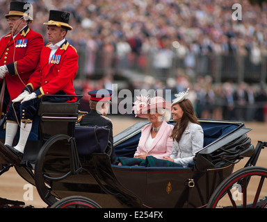 I membri della Famiglia Reale che frequentano la regina il compleanno Parade, Trooping il colore Foto Stock