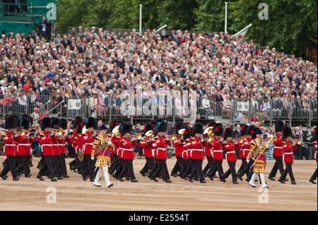 Il ammassato bande della divisione guardie marching presso la Queen's Birthday Parade, Trooping il colore Foto Stock