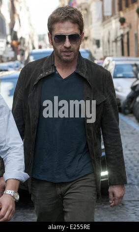 Gerard Butler e fidanzata Madalina Ghenea trascorrere la giornata essendo turisti a Roma con: Gerard Butler dove: Roma, Italia Quando: 06 Apr 2013 Foto Stock