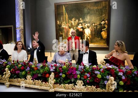 La regina Beatrice dei Paesi Bassi ospita una cena di Gala in anticipo della sua abdicazione dotate: la principessa Maxima,Principe Willem Alexander,Regina Beatrice dove: Amsterdam, Paesi Bassi Quando: 29 Apr 2013 Foto Stock