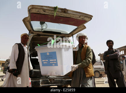 Bamyan, Afghanistan. 16 Giugno, 2014. Elezioni afghane commissione lavoratori portano scrutinio per il conteggio nella provincia di Mazar-i-Sharif, Afghanistan centrale 16 Giugno 2014. Credito: Kamran/Xinhua/Alamy Live News Foto Stock