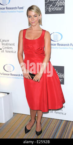 16Th Annual FEI donne''s Cancer Research Fund "Una serata indimenticabile" presentato da Saks Fifth Avenue al Beverly Wilshire Hotel dotato di: JULIANNE HOUGH, dove: Beverly Hills, in California, negli Stati Uniti quando: 02 Maggio 2013 Foto Stock