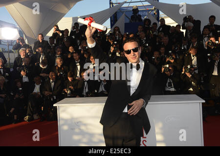 Direttore messicano Amat Escalante durante un photocall dopo essere stato premiato con il Best Director Award per il film "Heli' a 66 Cannes film festival di Cannes. Dotato di: Amat Escalante dove: Cannes, Francia Quando: 26 Maggio 2013 Foto Stock