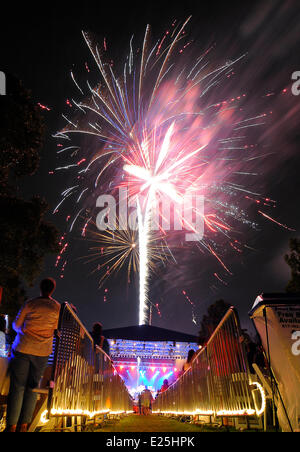 Ft. Vale la pena, TX, Stati Uniti d'America. 14 Giugno, 2014. 6/15/2014. La Ft. Vale la pena di Symphony Orchestra si esibisce in concerto presso i giardini come un finale è coordinato con i fuochi d'artificio in giardini botanici a Ft. Vale la pena, Tx. © Ralph Lauer/ZUMAPRESS.com/Alamy Live News Foto Stock