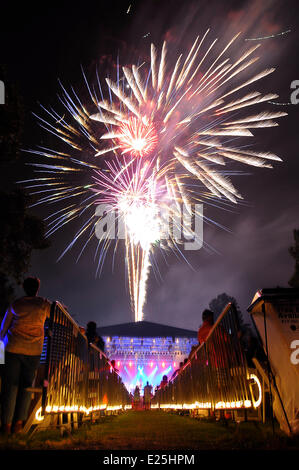 Ft. Vale la pena, TX, Stati Uniti d'America. 14 Giugno, 2014. 6/15/2014. La Ft. Vale la pena di Symphony Orchestra si esibisce in concerto presso i giardini come un finale è coordinato con i fuochi d'artificio in giardini botanici a Ft. Vale la pena, Tx. © Ralph Lauer/ZUMAPRESS.com/Alamy Live News Foto Stock