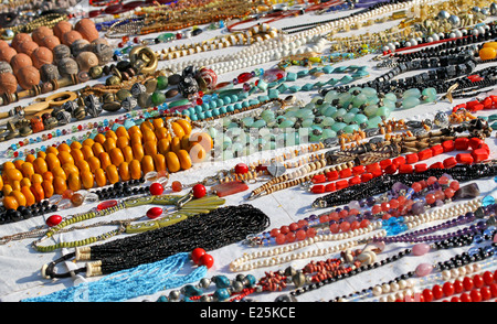 Molti fatti a mano collana di perle o di legno per la vendita di prodotti africani in stallo al mercato delle pulci Foto Stock