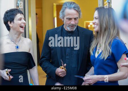 Juliette Binoche, Jeremy Irons e Hilary Swank frequentare l'apertura ufficiale della Bulgari Boutique a Saint Tropez offre: Juliette Binoche,Jeremy Irons,Hilary Swank dove: St Tropez, Francia Quando: 16 Lug 2013 Foto Stock