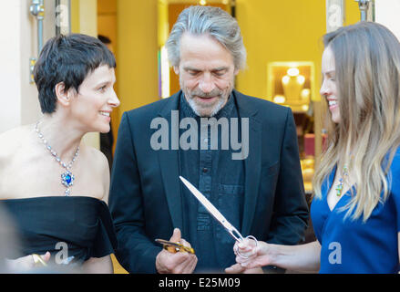 Juliette Binoche, Jeremy Irons e Hilary Swank frequentare l'apertura ufficiale della Bulgari Boutique a Saint Tropez offre: Juliette Binoche,Jeremy Irons,Hilary Swank dove: St Tropez, Francia Quando: 16 Lug 2013 Foto Stock