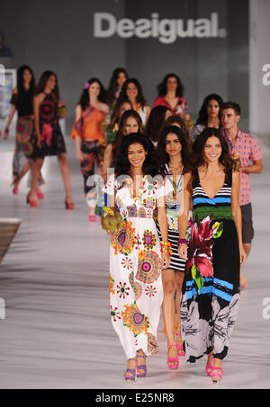 Adriana Lima assiste il 'Desigual' sfilata di Barcellona durante la settimana della moda con: Adriana Lima dove: Barcellona, Spagna Quando: 10 Lug 2013 Foto Stock