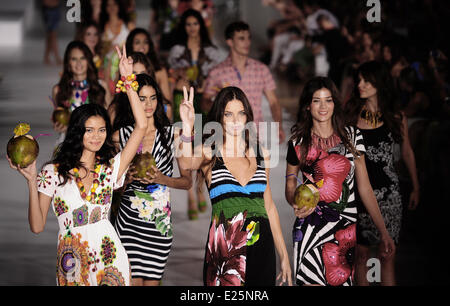 Adriana Lima assiste il 'Desigual' sfilata di Barcellona durante la settimana della moda con: Adriana Lima dove: Barcellona, Spagna Quando: 10 Lug 2013 Foto Stock