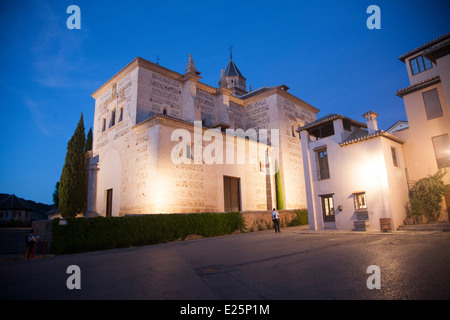 La notte illuminata vista sulla chiesa di Santa Maria de Alhambra, il Complesso Alhambra di Granada, Spagna Foto Stock