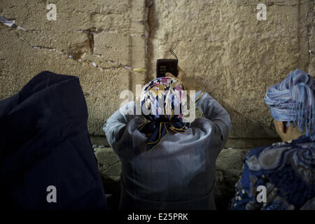 Gerusalemme, Israele. Il 15 giugno, 2014. Le donne prendere parte ad una messa in preghiera per la liberazione dei tre ragazzi ebrei, che si pensa sia stato strappato da un'area tra israeliani Cisgiordania occupata città di Betlemme e Hebron mentre autostop, presso il Muro Occidentale di Gerusalemme la città vecchia a giugno 15, 2014. Il Primo Ministro israeliano Benjamin Netanyahu ha accusato il islamista movimento Hamas del sequestro di tre adolescenti il terzo giorno di una massiccia Cisgiordania manhunt per la mancanza di giovani Foto Stock