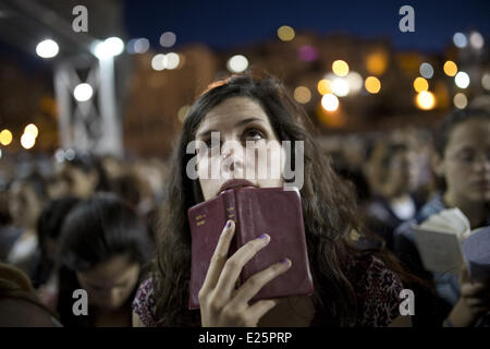 Gerusalemme, Israele. Il 15 giugno, 2014. Donna prendere parte ad una messa in preghiera per la liberazione dei tre ragazzi ebrei, che si pensa sia stato strappato da un'area tra israeliani Cisgiordania occupata città di Betlemme e Hebron mentre autostop, presso il Muro Occidentale di Gerusalemme la città vecchia a giugno 15, 2014. Il Primo Ministro israeliano Benjamin Netanyahu ha accusato il islamista movimento Hamas del sequestro di tre adolescenti il terzo giorno di una massiccia Cisgiordania manhunt per la mancanza di giovani Foto Stock