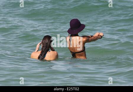 Modello australiano Sharni Vinson, indossando un bikini nero, passa per una nuotata in Miami Beach con: Sharni Vinson dove: Miami Beach, Florida, Stati Uniti quando: 16 Ago 2013 Foto Stock