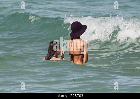 Modello australiano Sharni Vinson, indossando un bikini nero, passa per una nuotata in Miami Beach con: Sharni Vinson dove: Miami Beach, Florida, Stati Uniti quando: 16 Ago 2013 Foto Stock