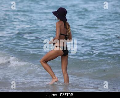 Modello australiano Sharni Vinson, indossando un bikini nero, passa per una nuotata in Miami Beach con: Sharni Vinson dove: Miami Beach, Florida, Stati Uniti quando: 16 Ago 2013 Foto Stock