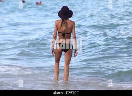 Modello australiano Sharni Vinson, indossando un bikini nero, passa per una nuotata in Miami Beach con: Sharni Vinson dove: Miami Beach, Florida, Stati Uniti quando: 16 Ago 2013 Foto Stock