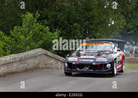 Cholmondeley, Cheshire, Regno Unito. Il 15 giugno 2014. Il Cholmondeley Pageant di potenza. L'azione è a 1.2-miglio via entro il parco di Cholmondeley Castle dove oltre 120 automobili competere, spanning sette decenni di Motorsports. Il fine settimana è una delle più grandi feste di potenza e velocità nel paese. Foto Stock