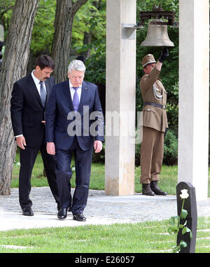 Budapest, Ungheria. 16 Giugno, 2014. Il Presidente tedesco Joachim Gauck (R) e il Presidente ungherese Arpad Goencz partecipare ad una riunione dei presidenti dei membri del gruppo di Visegrad e della Germania in occasione del XXV anniversario della rivoluzione nonviolenta presso il Nuovo Cimitero centrale a Budapest, Ungheria, 16 giugno 2014. Foto: Wolfgang Kumm /dpa/Alamy Live News Foto Stock