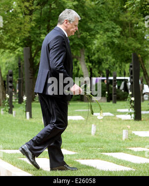 Budapest, Ungheria. 16 Giugno, 2014. Il Presidente tedesco Joachim Gauck partecipa a una riunione dei presidenti dei membri del gruppo di Visegrad e della Germania in occasione del XXV anniversario della rivoluzione nonviolenta presso il Nuovo Cimitero centrale a Budapest, Ungheria, 16 giugno 2014. Foto: Wolfgang Kumm /dpa/Alamy Live News Foto Stock